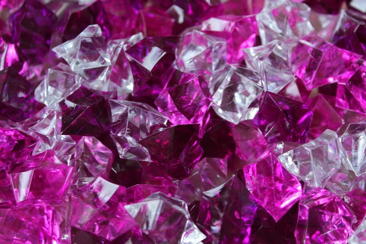 Кристальная 4. Перпл Кристалл. Фиолетовый Кристалл. Фиолетовый драгоценный камень. Розово-фиолетовый камень.