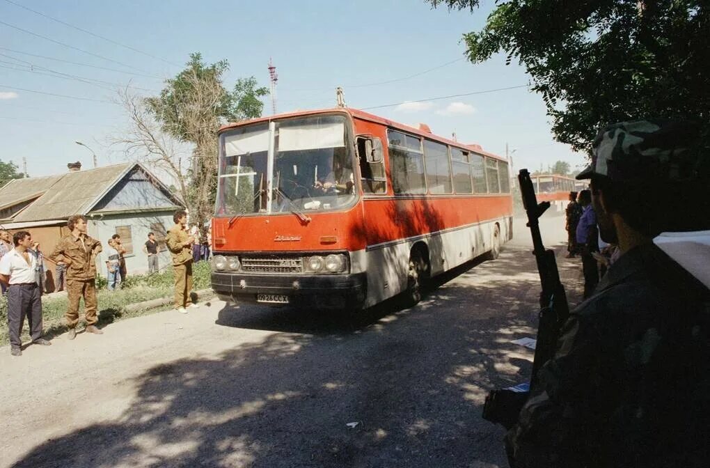 Автобус с детьми террористы. Захват заложников в Буденновске 1995.