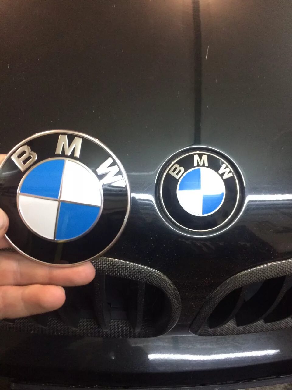 Включи бмв 5. Значок БМВ на е53. Капот значок БМВ е53 размер. Значок BMW x5. Значок BMW x5 e53 на капот.