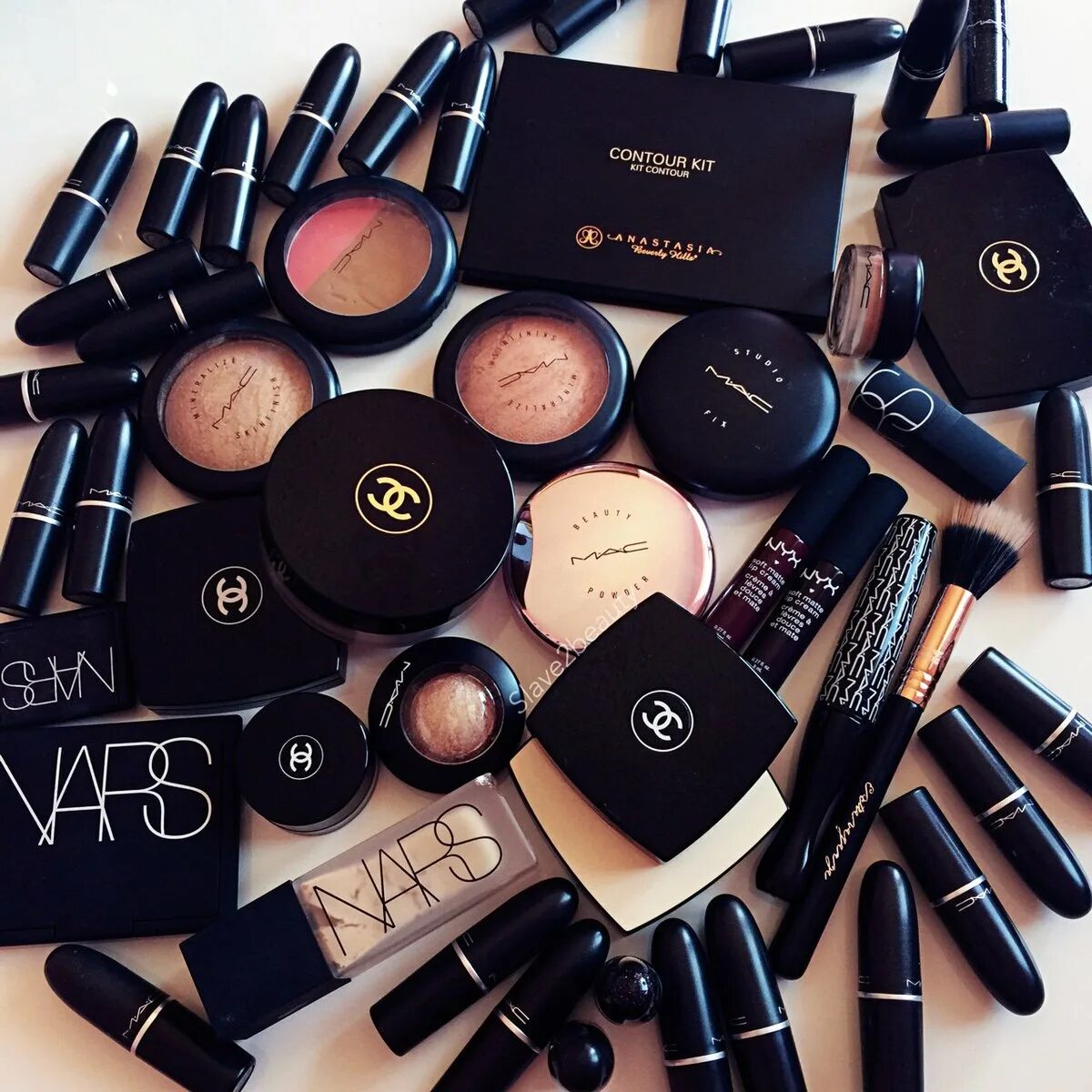 Brand косметика. Косметическая марка clinique. Реклама натуральной косметики. Косметика шанель эстетика. Brand косметика.