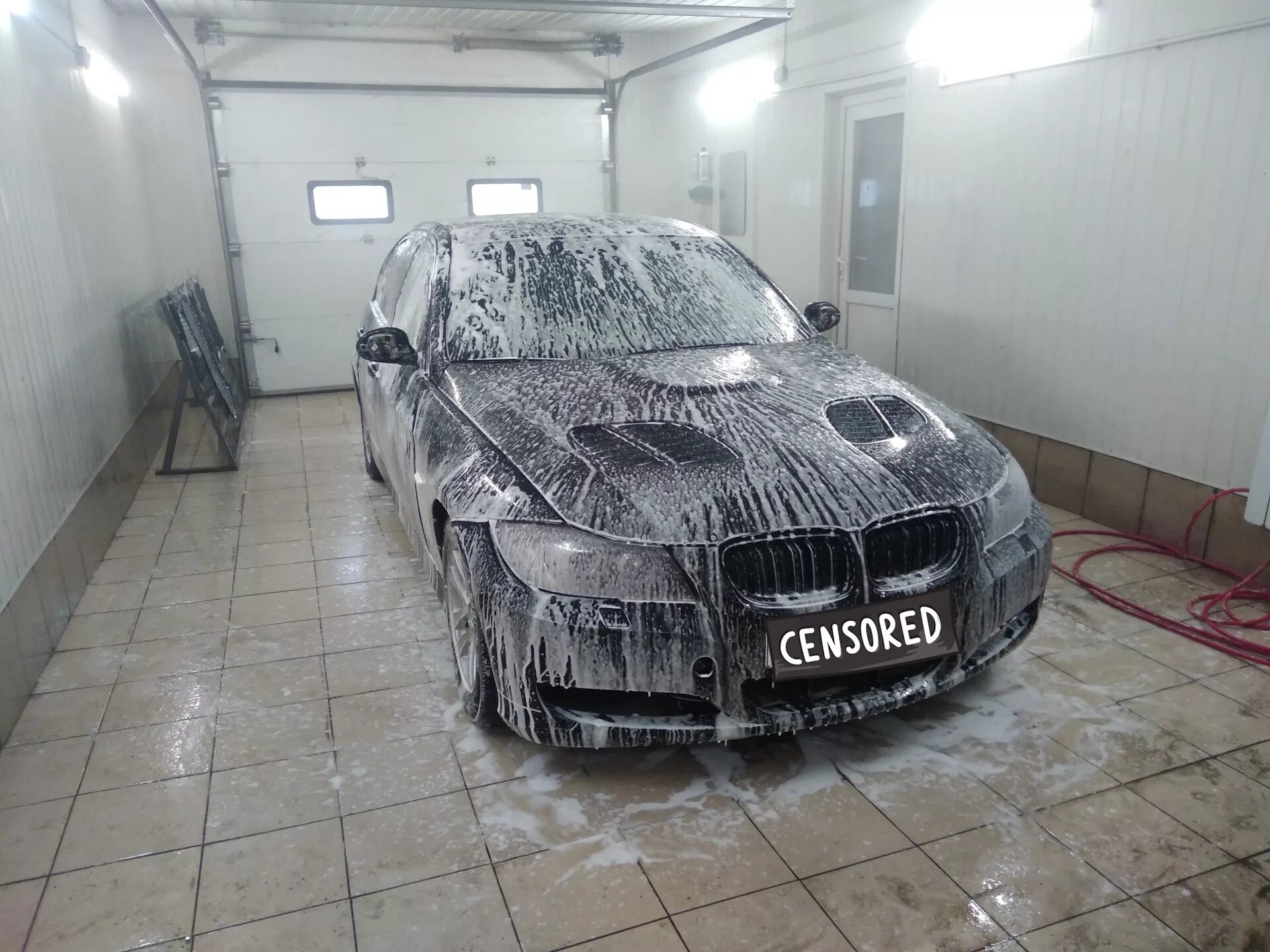 Гараж на автомойку. Мойка кузова автомобиля. Профессиональная мойка автомобиля. Обустройство автомойки. Гараж и автомойка.