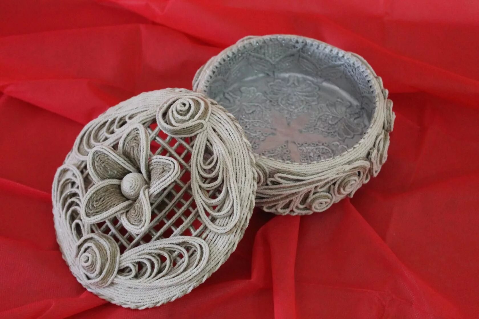 Джутовая филигрань шкатулка лебедь. Мастера джутовой филиграни. Техника джутовая филигрань мастер класс. Джутовая филигрань шкатулка лебедь. Джутовая филигрань креативная мастерская.