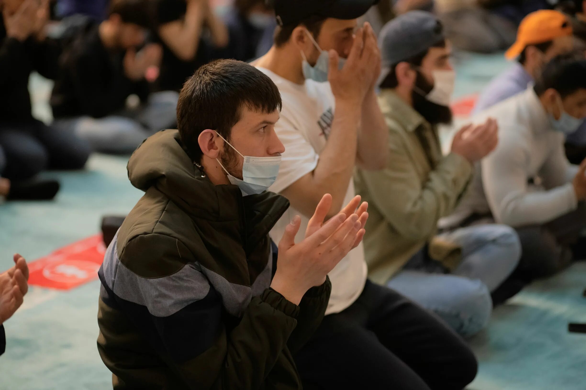 Когда первый таравих 2024. Добровольные молитвы. Коллективная молитва. Молитва мусульман в Москве.