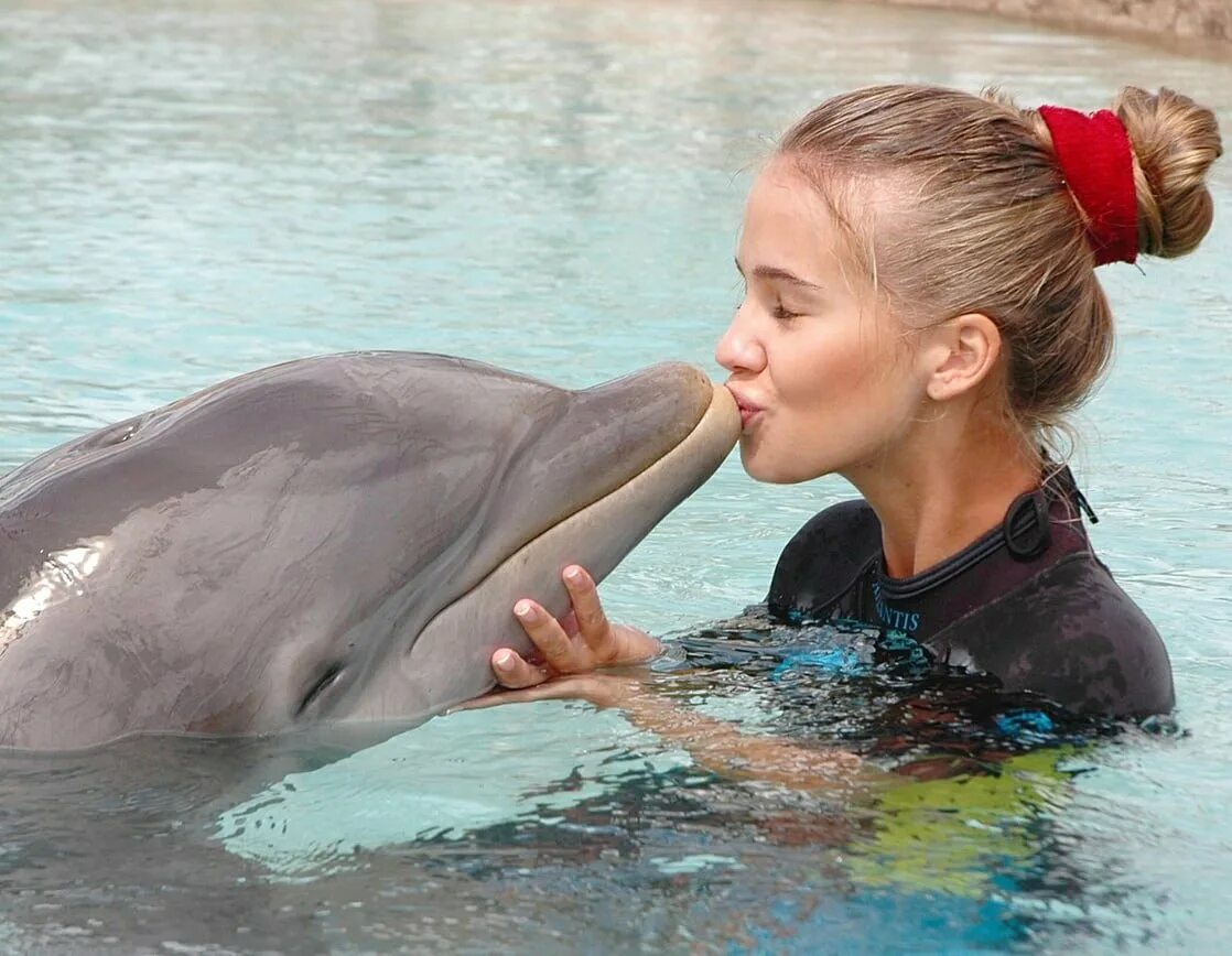 Дельфины живут лет. Дельфины и люди. Человек Дельфин. Девушка и Дельфин. Фотосессия с дельфинами.