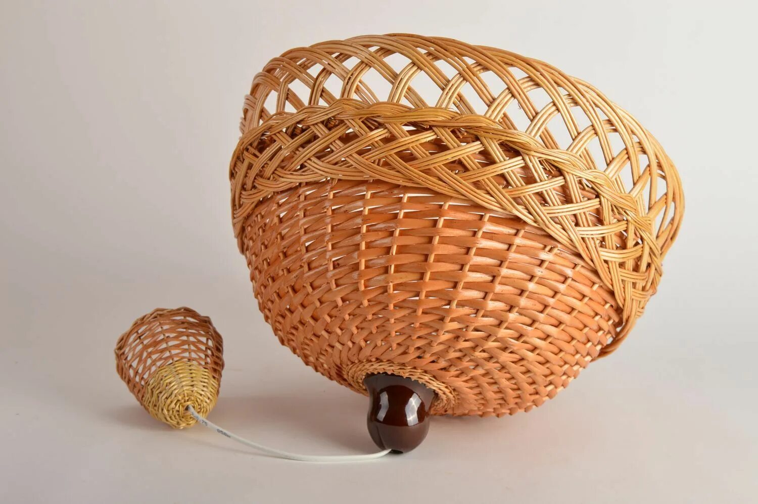 Rattan pendant light. Светильники плетеные из лозы. Абажур ротанг ливмастер. Плетеные плафоны. Плетеный абажур из лозы.