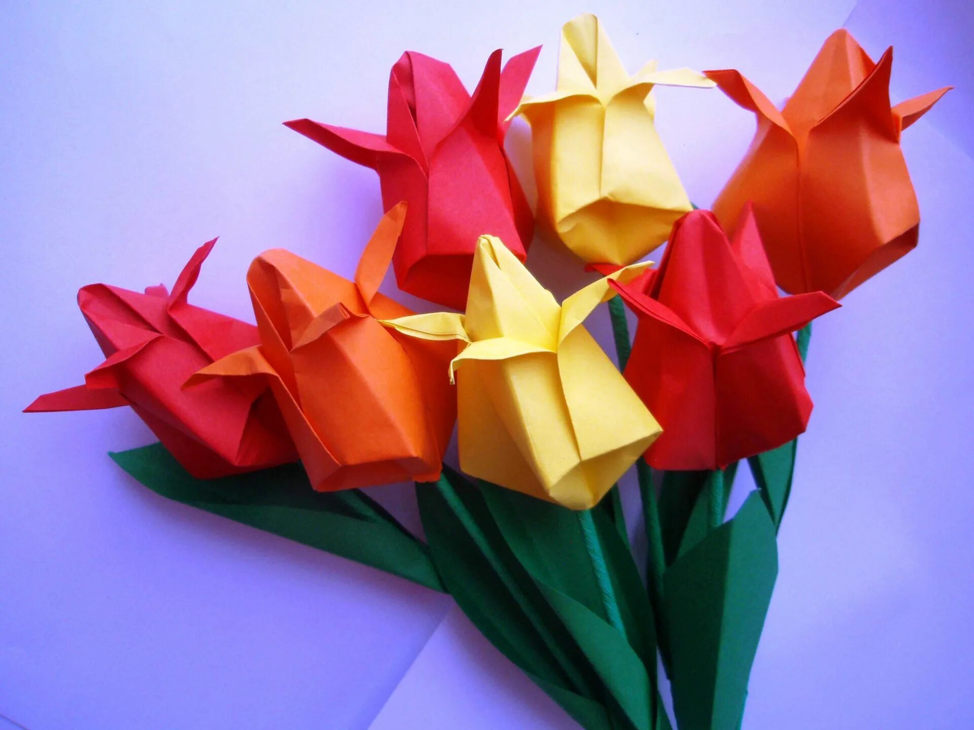 2 поделки оригами. Поделки из бумаги цветы. Оригами цветок. Оригами тюльпан. Объемные тюльпаны.