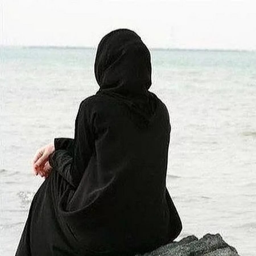 Траур в исламе. Чеченки никаб. Женщина в черном хиджабе. В хиджабе со спины.