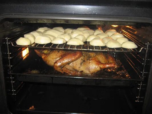 Курица в мини печи. Решетка гриль для духовки. Электропечь для жарки мяса. Курица на решетке в духовке. Курица-гриль в духовке на решетке.