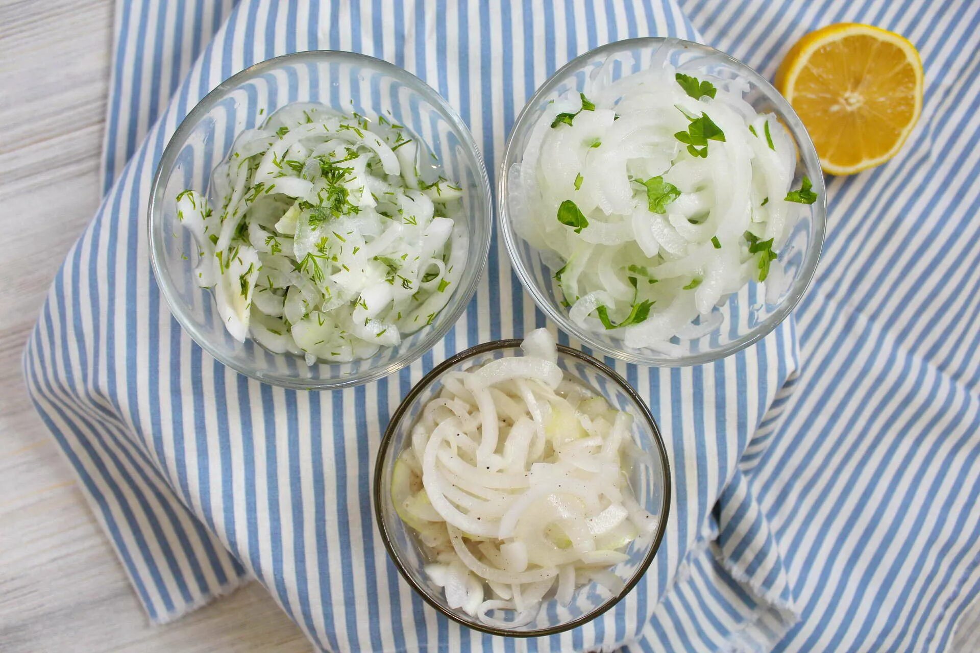 Как замариновать лук к шашлыку с уксусом. Маринованный лук. маринованный лук к шашлыку. маринонаы дук к шашлыку. маринованный лук в уксусе.