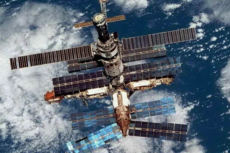 Сколько лет станция мир пребывала на орбите. Станция мир 1986. 1986 Запущена Советская орбитальная станция «мир». Станция мир 1988. Базовый модуль орбитальной станции мир.