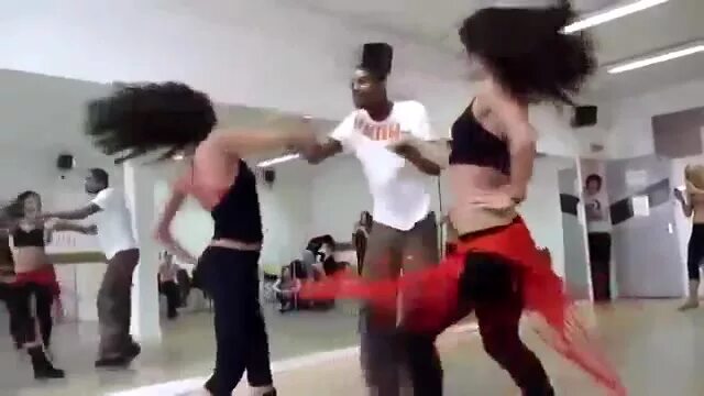 Наташка танцует на столе слушать. Фото наташка на танцах. Наташки танцуют. Пьяные танцы на столе. Танцы в парке горького.