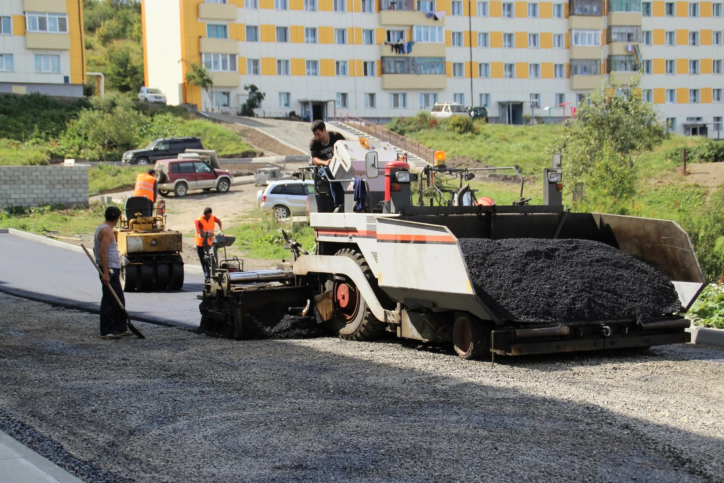 Асфальтирование тротуаров москва. Укладка асфальта. Благоустройство асфальт. Асфальтирование дворов. Асфальтирование и благоустройство территории.