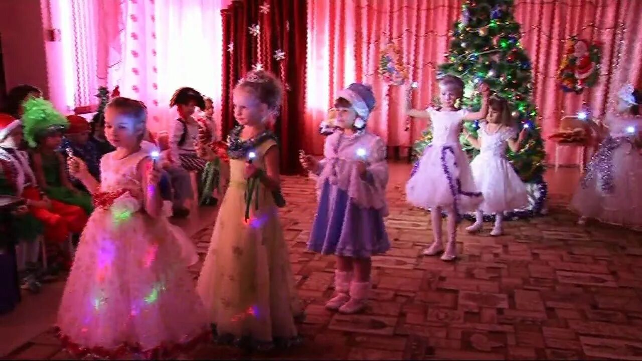 китайский танец с фонариками дети. танец фонариков в детском саду на новый год. фонарики для танца звездочки. утренник - мы повесим шарики. танец с фонариками в детском саду музыка.