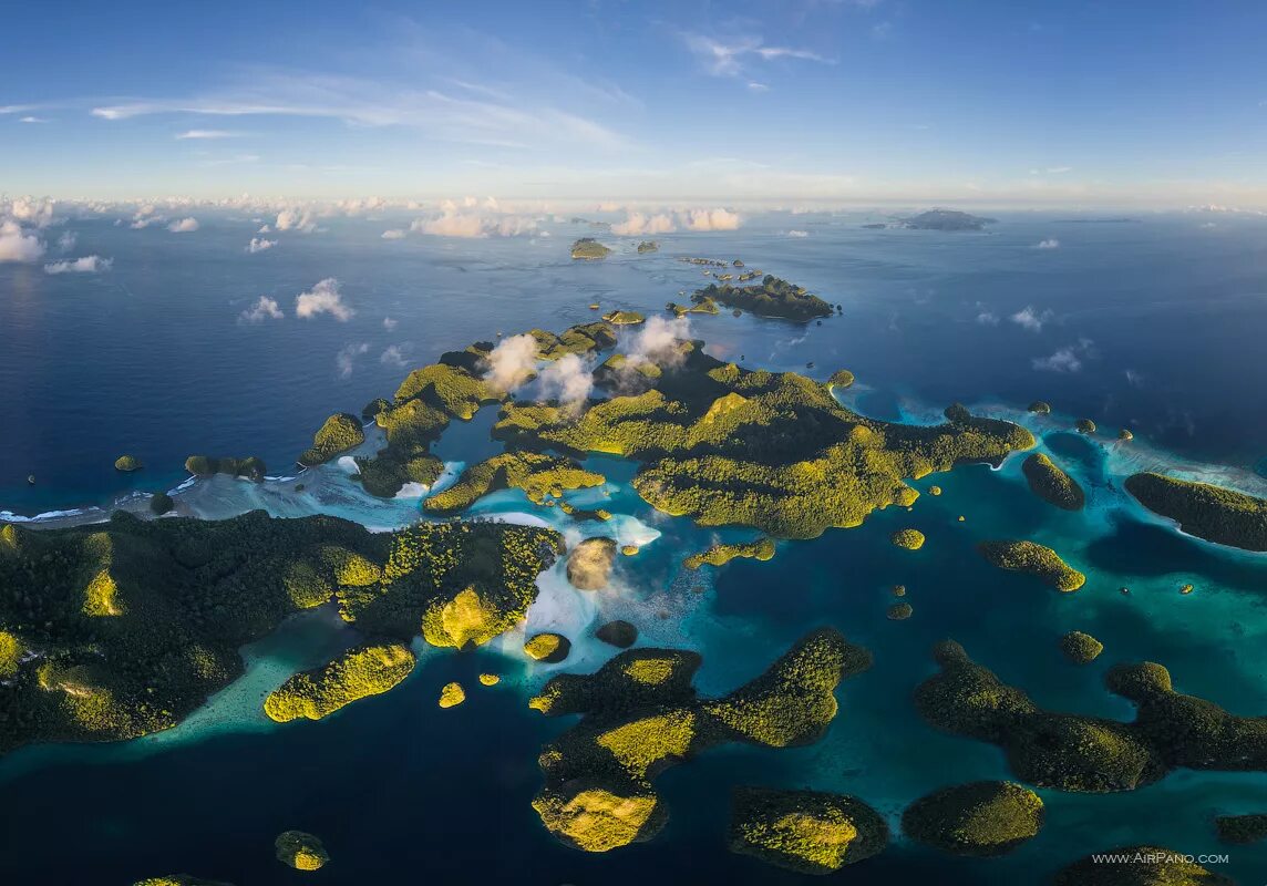 Острова Раджа-Ампат. Архипелаг Раджа Ампат. Raja Ampat Индонезия. Коралловые рифы острова Раджа-Ампат.
