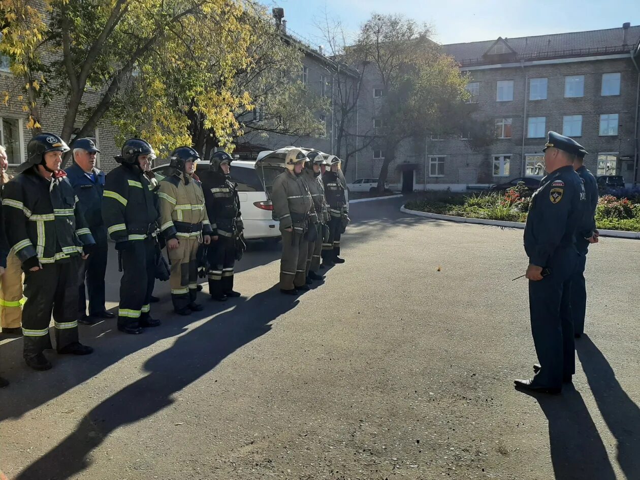 Что случилось в хабаровске. МЧС России на задании. ГУ МЧС Хабаровский край логотип. Пожар в Хабаровске. Пожар на Амурском бульваре Хабаровск.