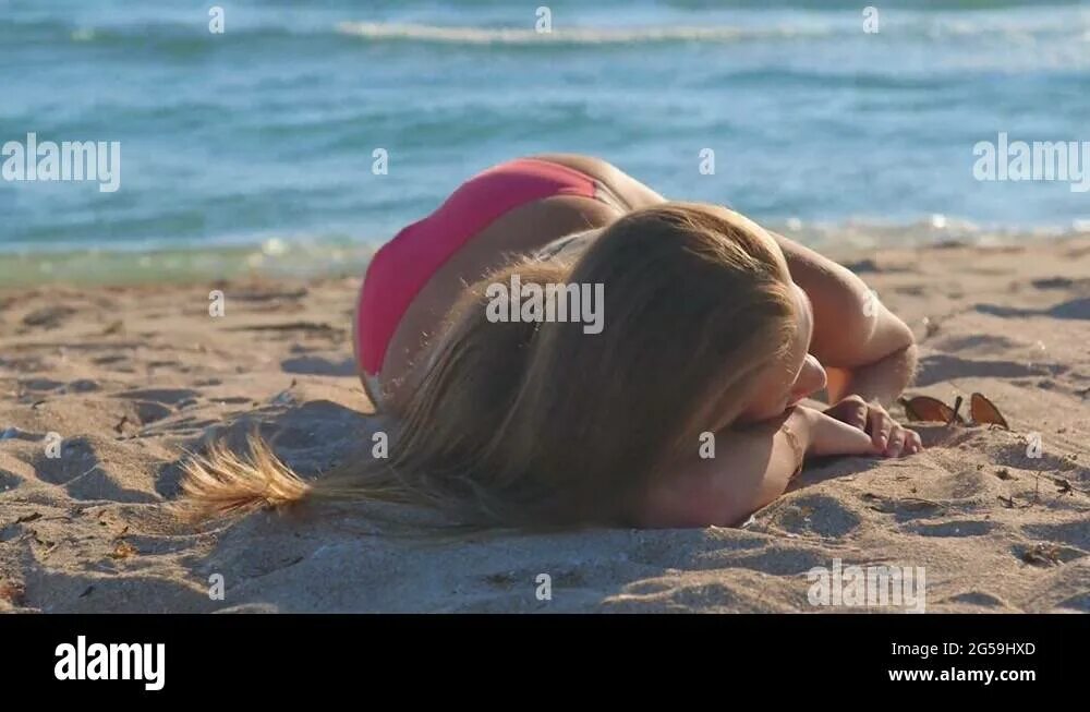 Sleeping beach. Sleeping beach. Sleeping beach. Спящий мальчик на пляже. Ребенок в простынке.