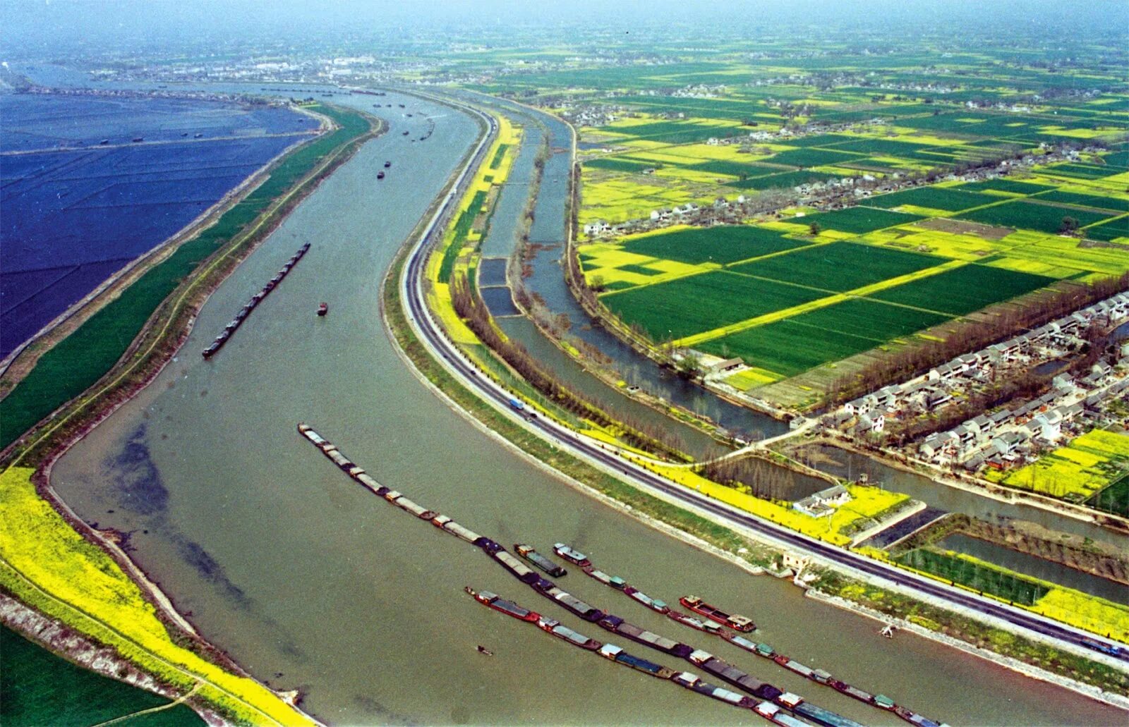 Самая протяженная страна региона. Великий канал Пекин-Ханчжоу. Великий канал между Янцзы и Хуанхэ. Вели́кий кана́л— судоходный канал в Китае,. Великий канал в Китае между Хуанхэ и Янцзы.