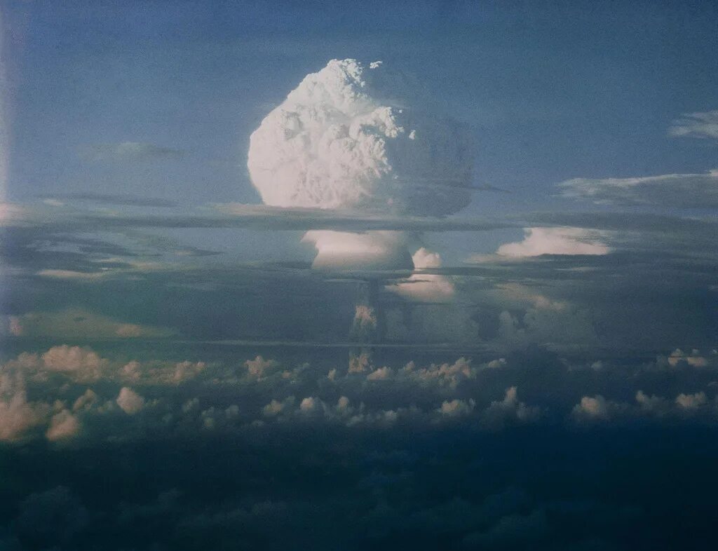 Атмосферный ядерный взрыв. Облако ядерного взрыва. Воздушный взрыв. Воздушный атомный взрыв.