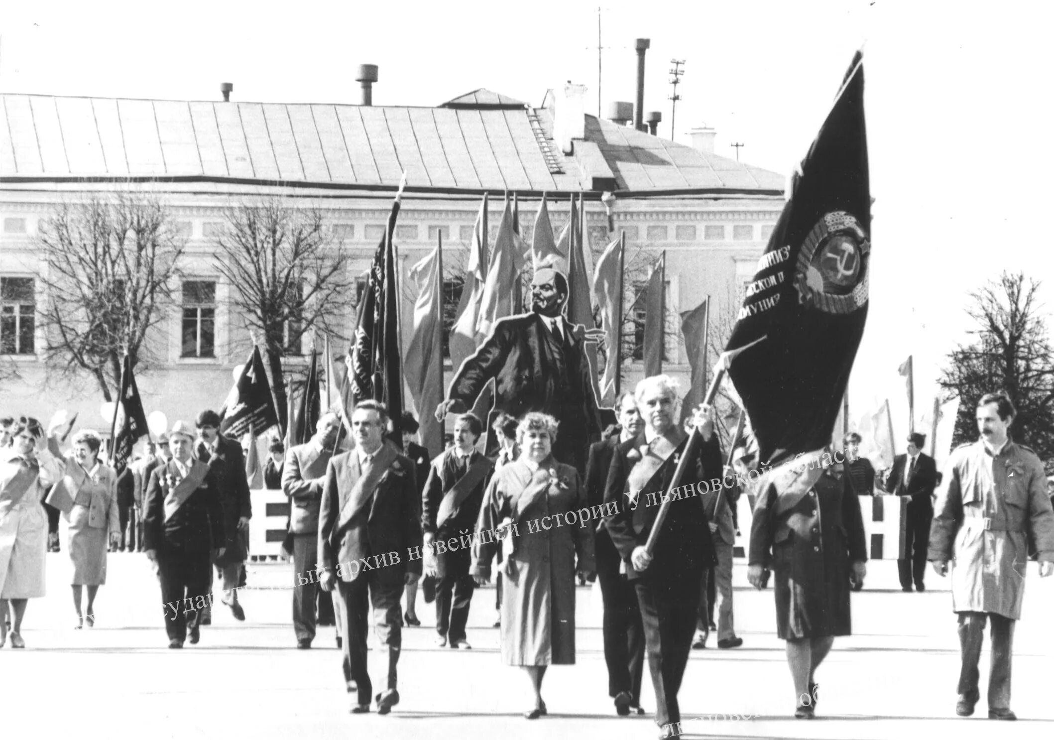 1 мая 70. Ульяновск в 70е года. Ульяновск 70 годы. Первомайская демонстрация 1970. Сызрань Первомайская демонстрация.