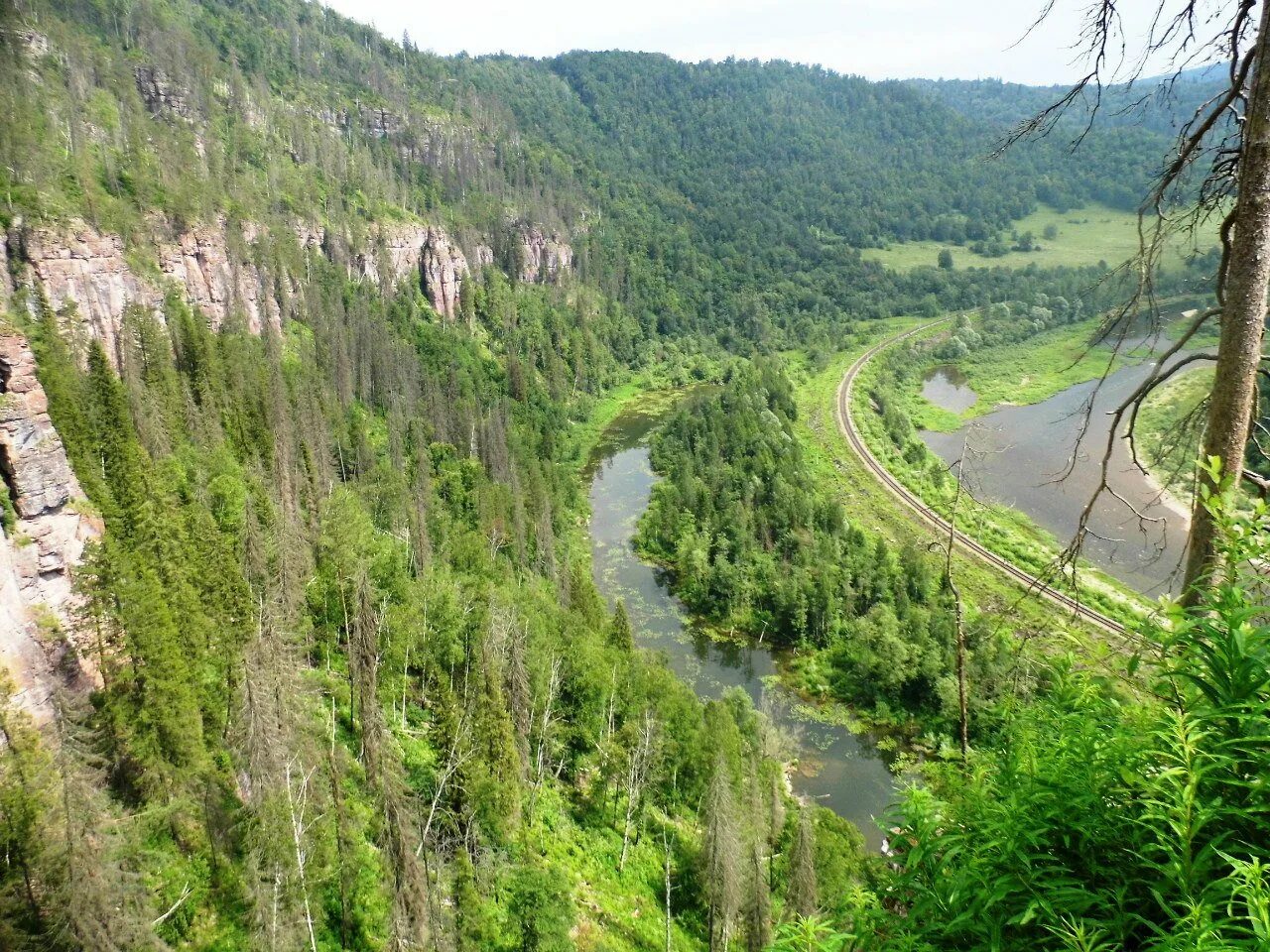 Река Инзер в Башкирии. Горы Инзер Башкирия. Река Инзер Белорецкий район. Розовые скалы Белорецкий район.