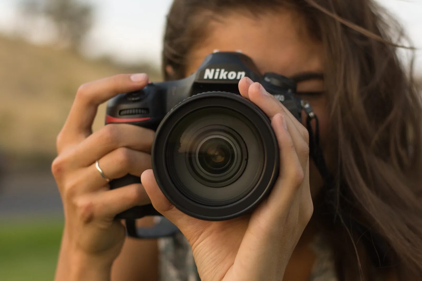 Фотоаппарат Кэнон 850. Nikon d850. Девушка с фотоаппаратом. Фотоаппарат в руках. Изображение даваемое фотоаппаратом