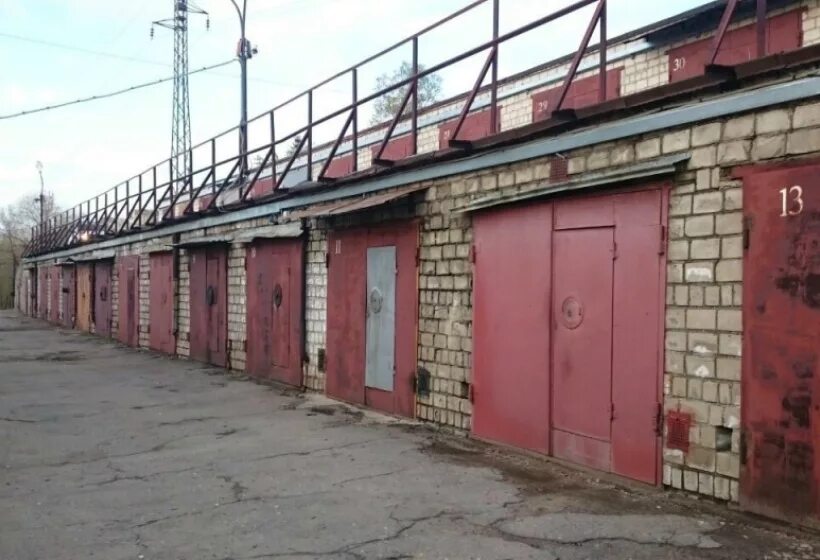 гаражники. гаражники. пьянка в гараже. гараж гск. интерьер мастерской в гараже.