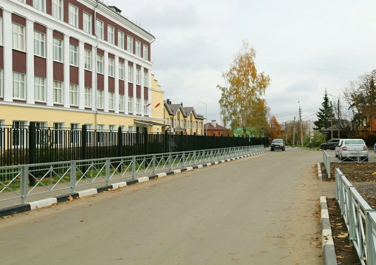 Фото возле школы. Школа на улице. Тула улица Рогова. Фото школы с улицы.