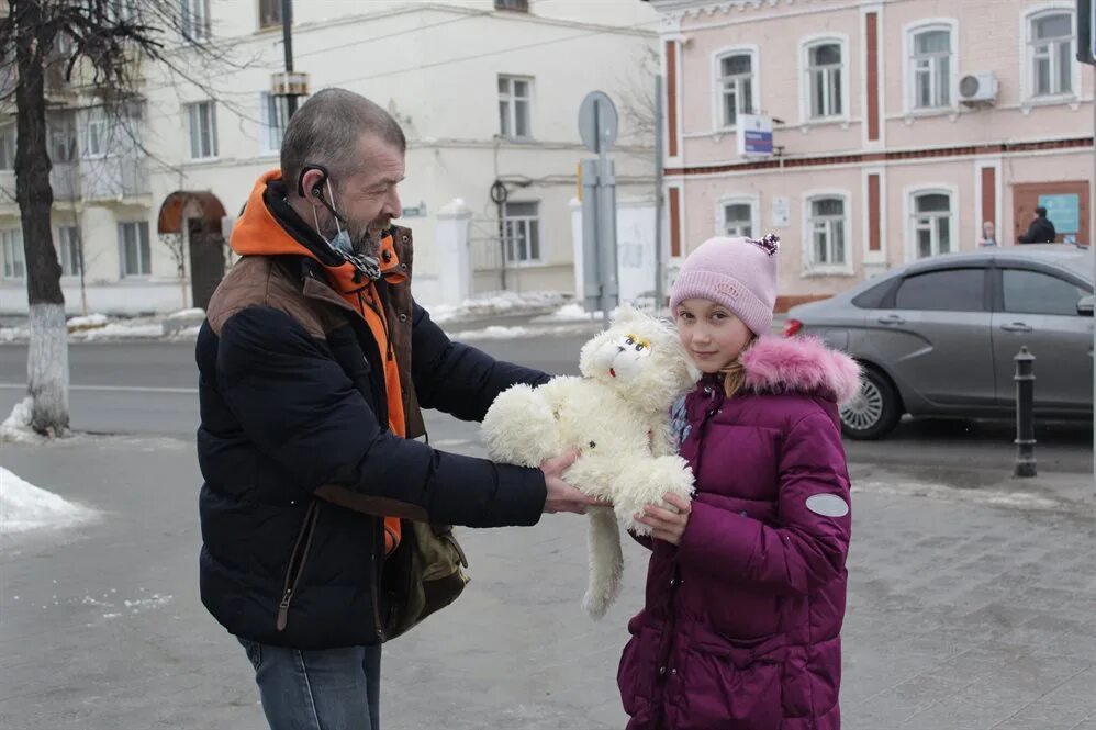 Вк мировые новости. Волонтеры Москвы. Россия добрые фото. Донбасс мы с тобой.