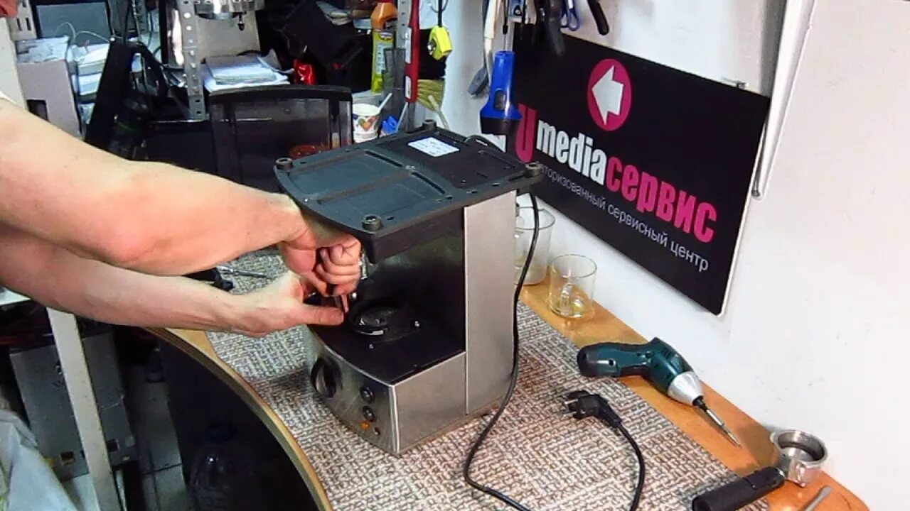 Кофемашина delonghi в разборе. Разборка двигателя кофемолки saeco. Кофемашина неисправности. Кофемашина delonghi 1540 заварочный блок. Кофемашина ремонт своими руками пошаговая инструкция.