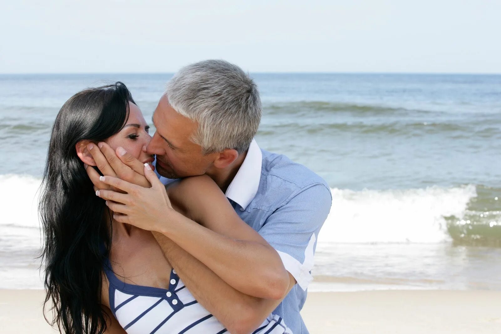 Старики на пляже вдвоем. Зрелая с молодым парнем на пляже. Kiss on the Beach. Пока муж на пляже