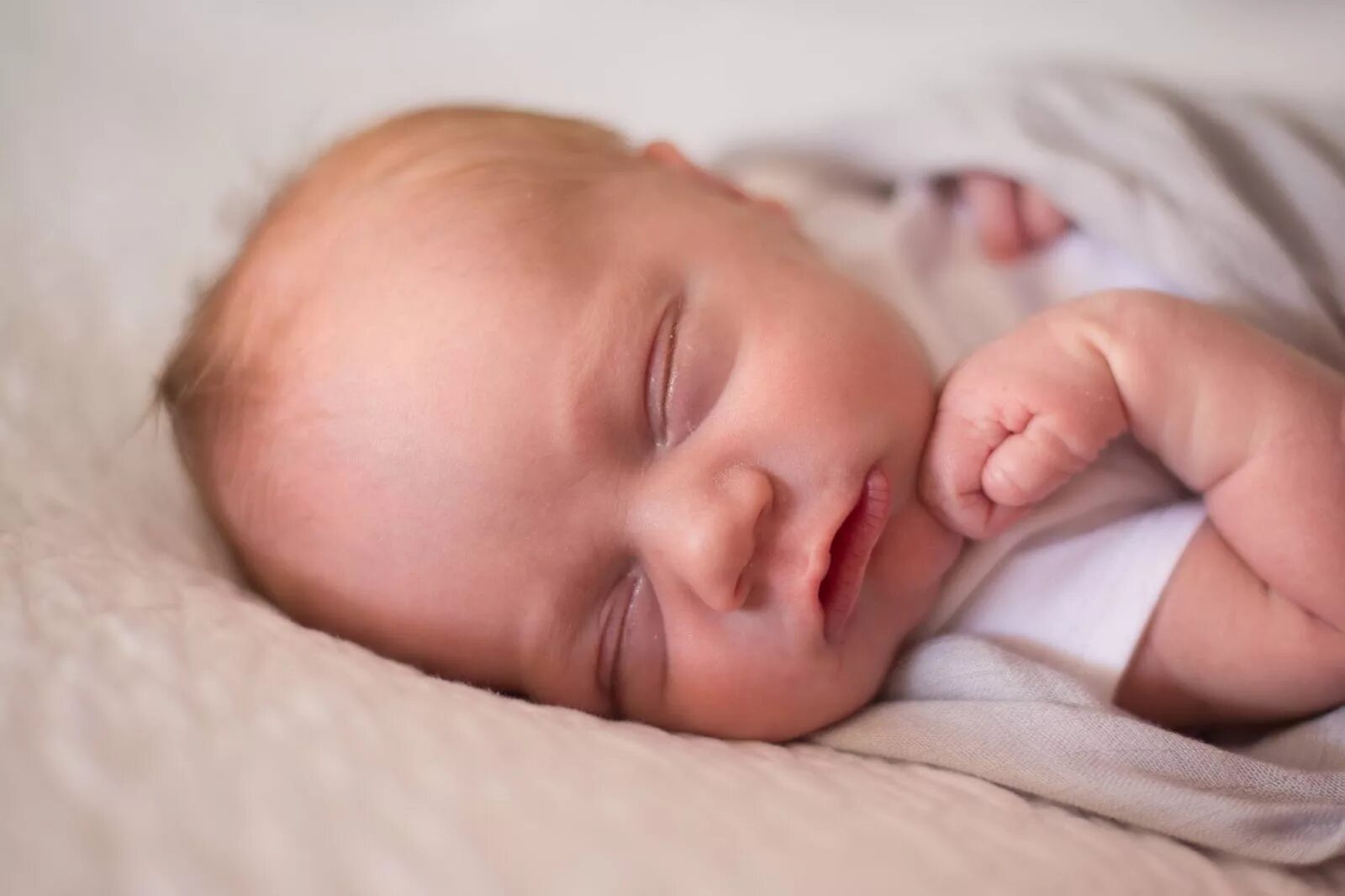 К чему снится новорожденный ребенок во сне. Рождение ребенка в рубашке. Малыш родился в рубашечке.