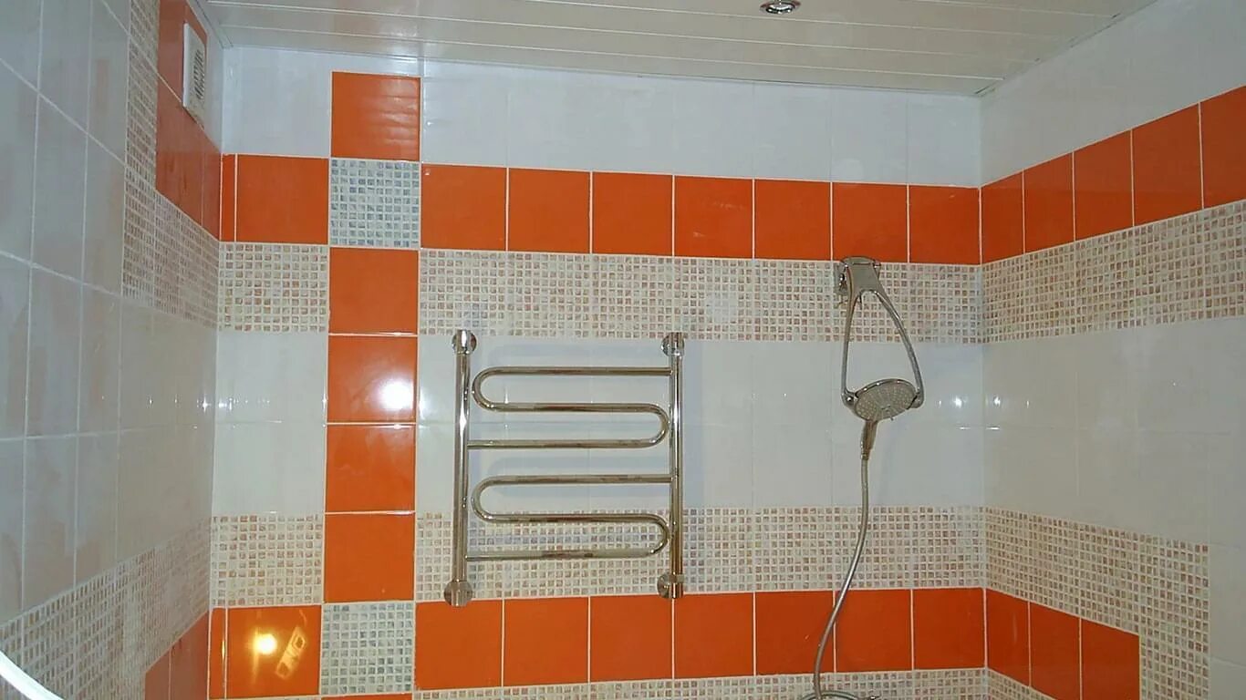 Отделка ванной комнаты плиткой. Оранжевая ванная комната. Отделка плиткой ванную. Отделка ванной комнаты керамической плиткой.