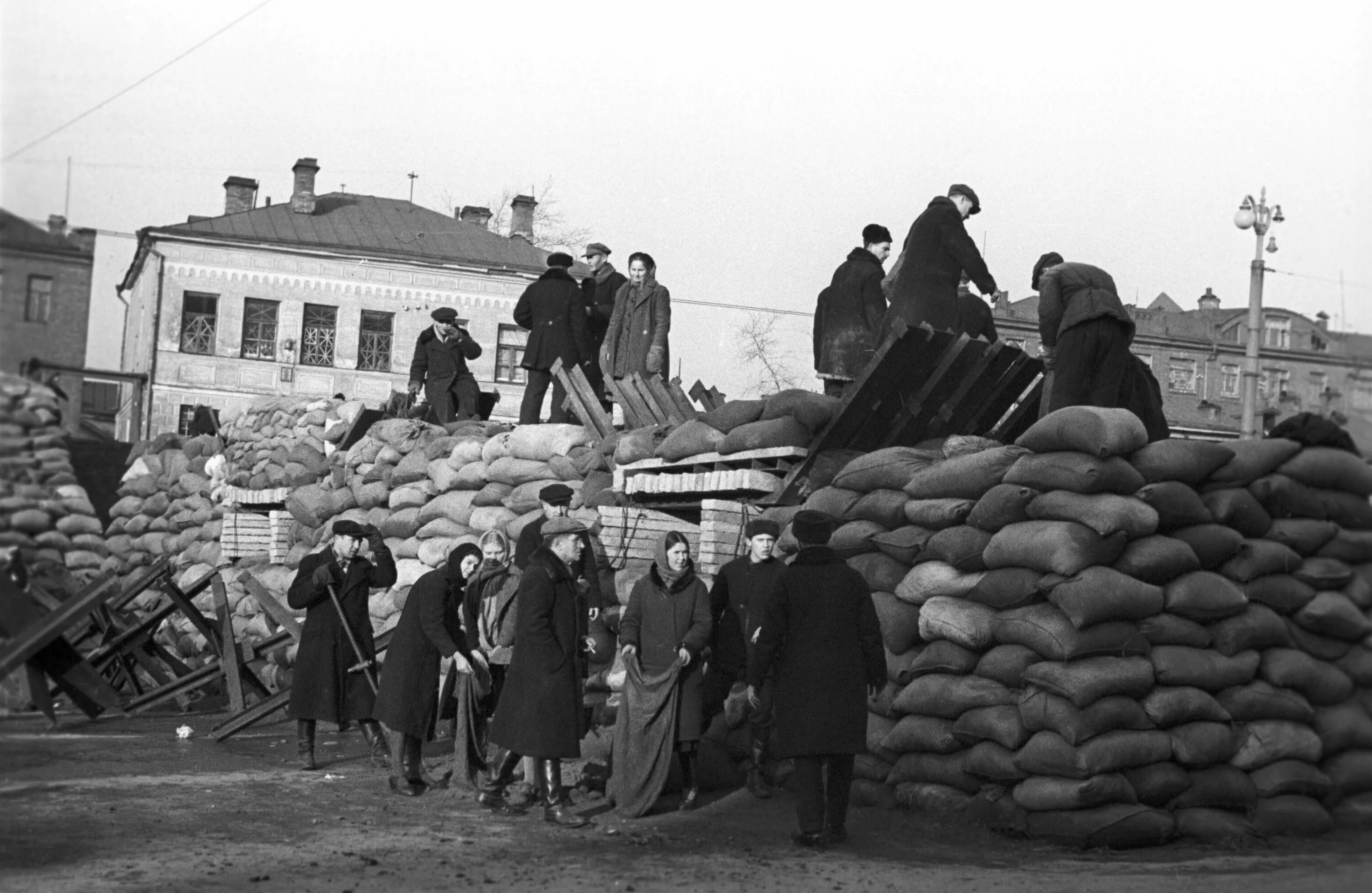 Москва летом 1941. Баррикады в Москве 1941. Баррикады на улицах Москвы 1941. 1941 Москва Военная оборона. Баррикады в Москве 1941 года фото.