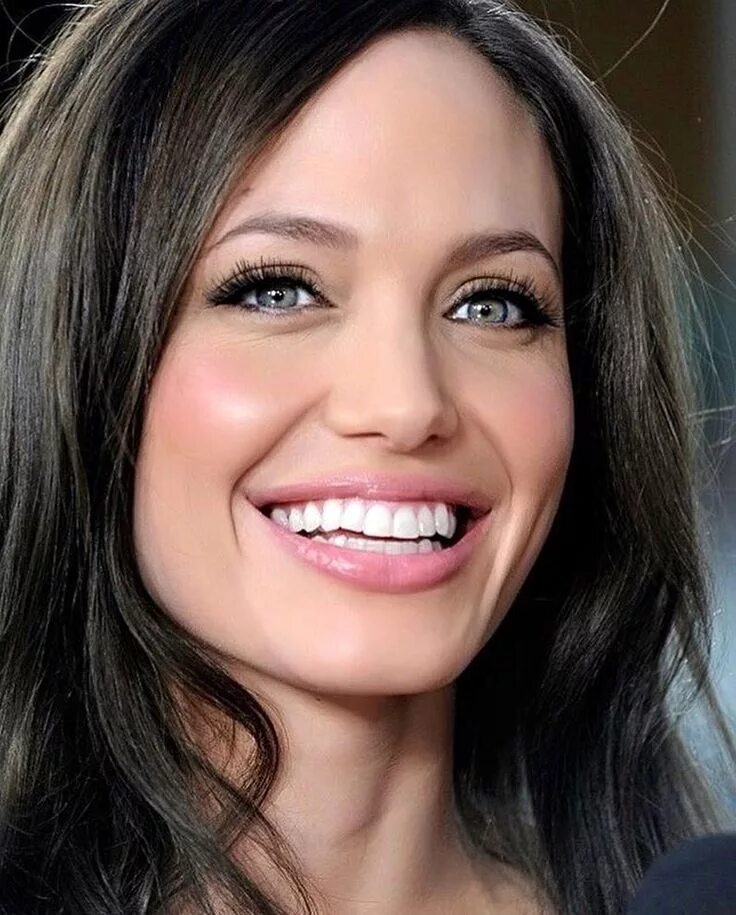 Анджелина Джоли ухмылка. Анджелина Джоли улыбается. Анджелина Джоли красивая улыбка. Анджелина Джоли лицо.