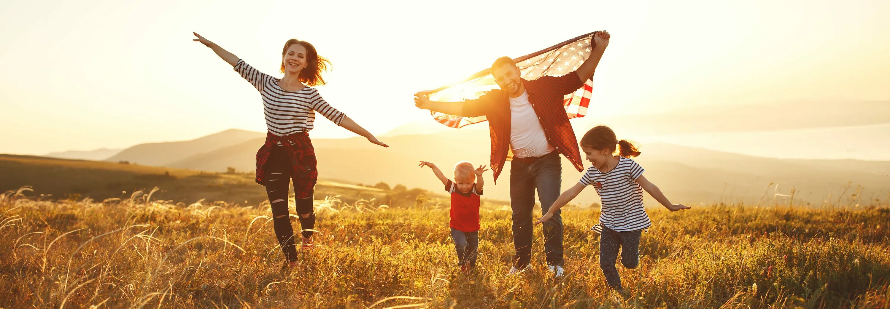 Семейное счастье. Семья панорама. Счастливая семья небо. Счастье семья природа.