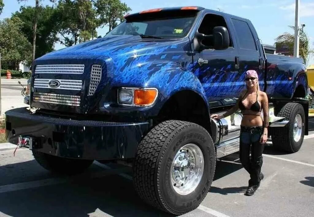 Ford f-650 truck. Форд ф 650 и хаммер. Высокий человек в маленькой машине. Машина для высоких людей. Маленькая машина и большой человек.