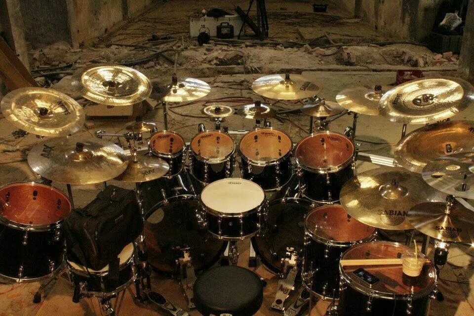 Барабаны на сцене. Heavy metal drum kit. Dw drum kit. Heavy metal drum kit. Heavy metal drum kit.