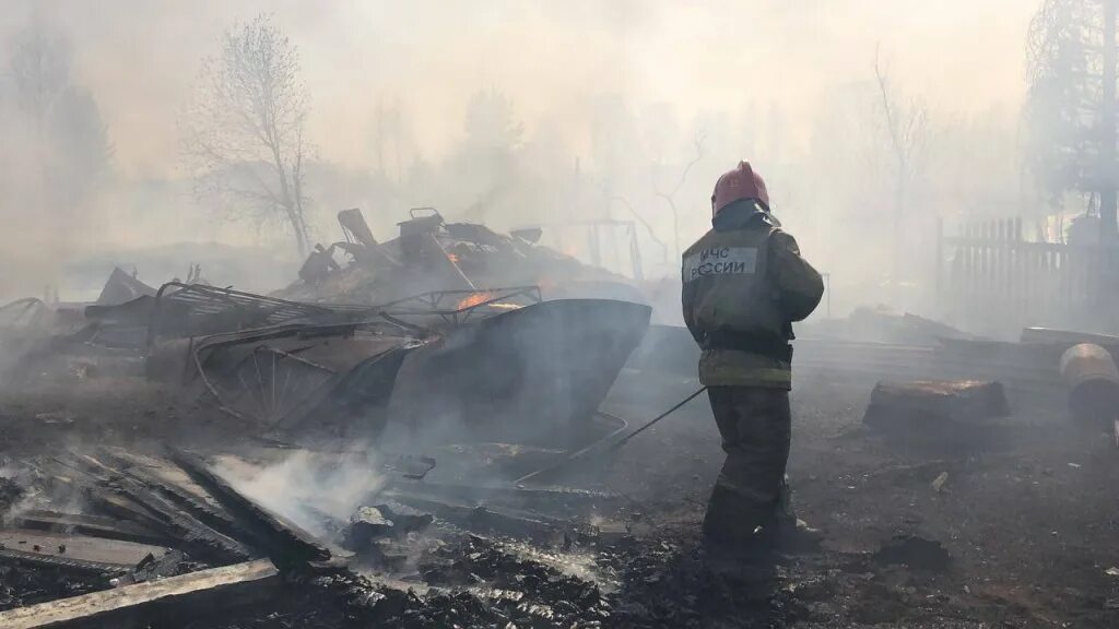 Там горела. Пожар в Екатеринбурге сейчас. Сгорела пожарная машина. Пожар поселок крутой. Пожарные Украины.