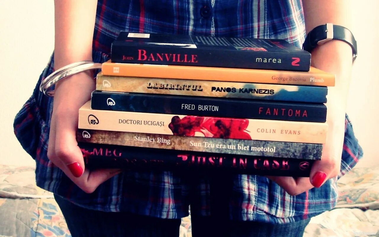 Книга в руках. Стопка книг. Читает книгу. Девушка с книгой. Читать проду
