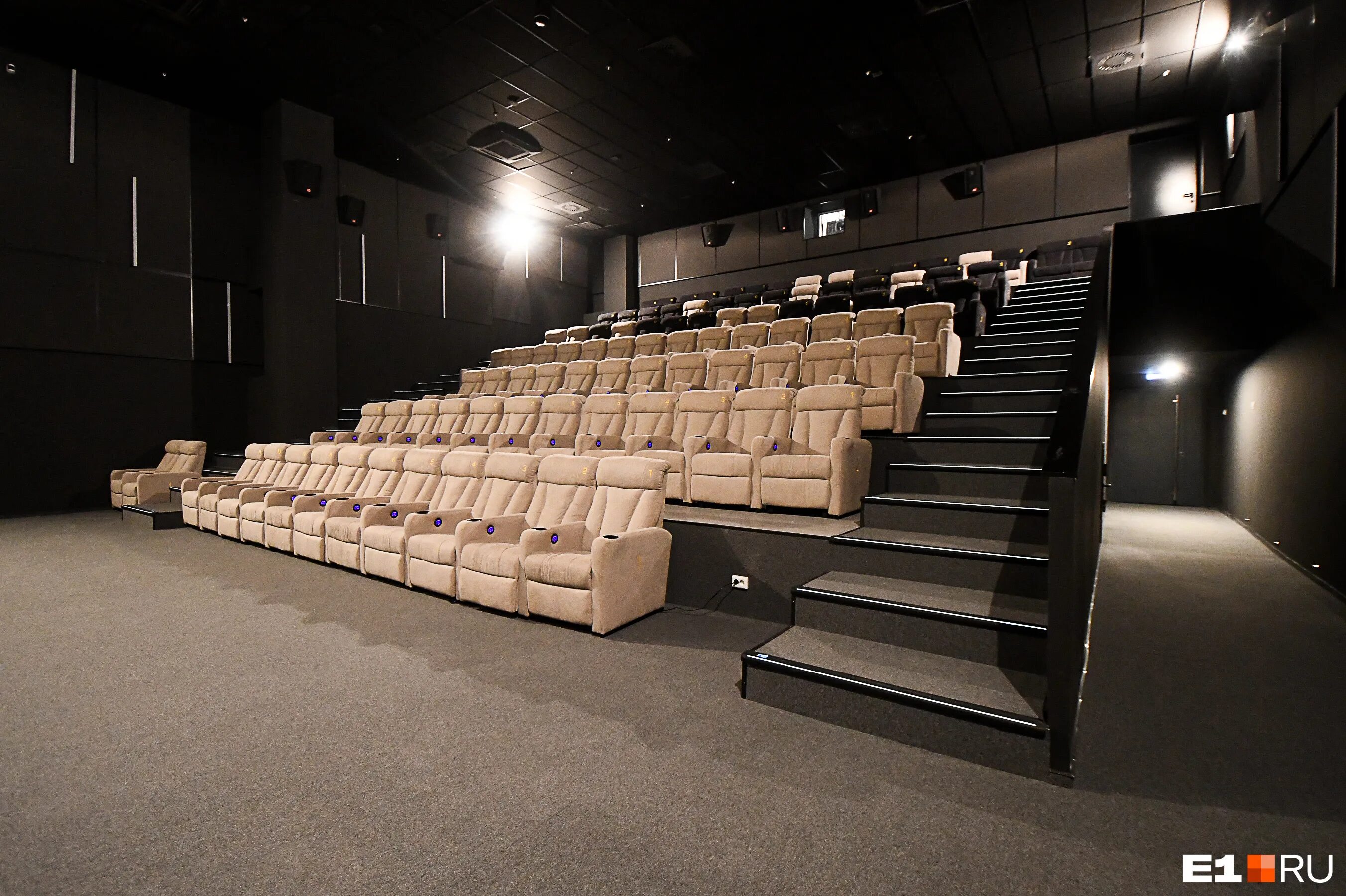 омега кинотеатр екатеринбург. кинотеатр омега зал. зал омега. премьер зал омега, зал 4. кинотеатр омега премьер зал.