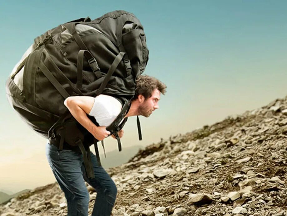 Тащит груз. Путешественник с рюкзакоv. Yemba. Девушка с рюкзаком спиной. Треккинг хайкинг.