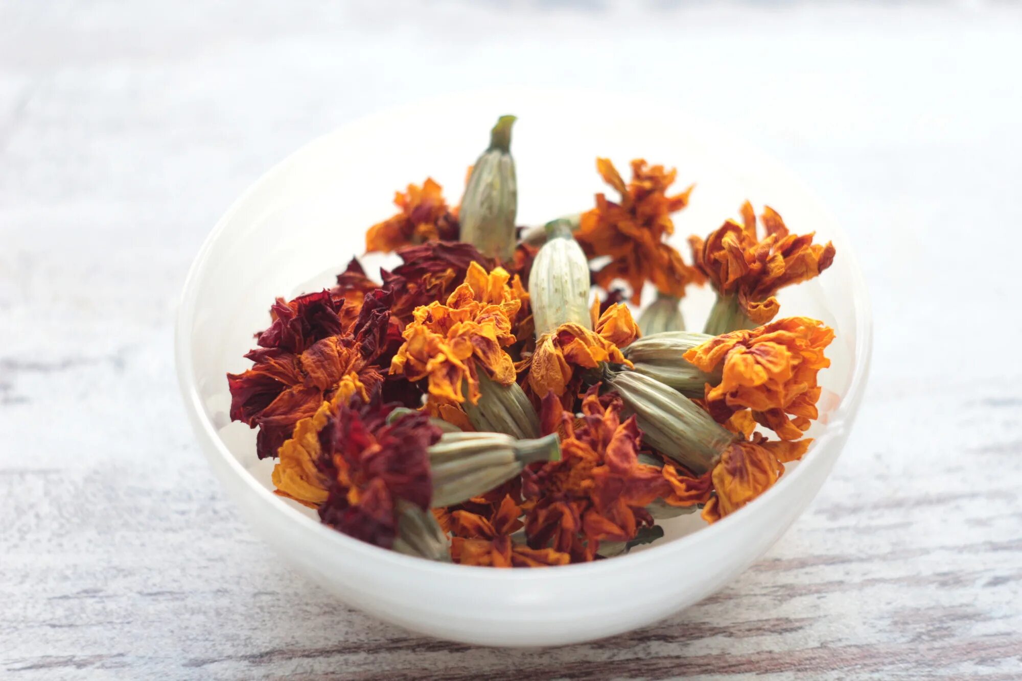 чай из цветов бархатцев. чай из цветов бархатцев. засушенные бархатцы. бархатцы специя. фиточай с бархатцы.