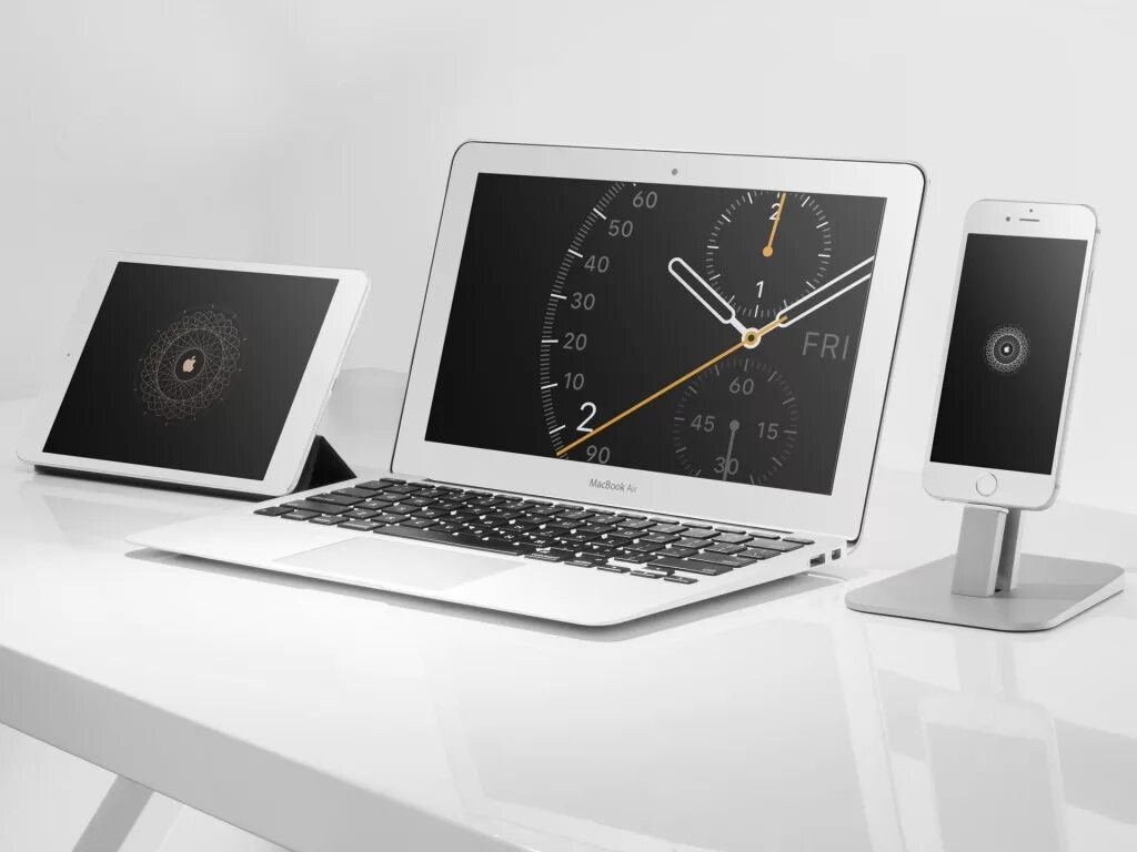 Flat technologies apple. Вся техника apple. Рабочее место с макбуком. Red apple конференция. Современные гаджеты.