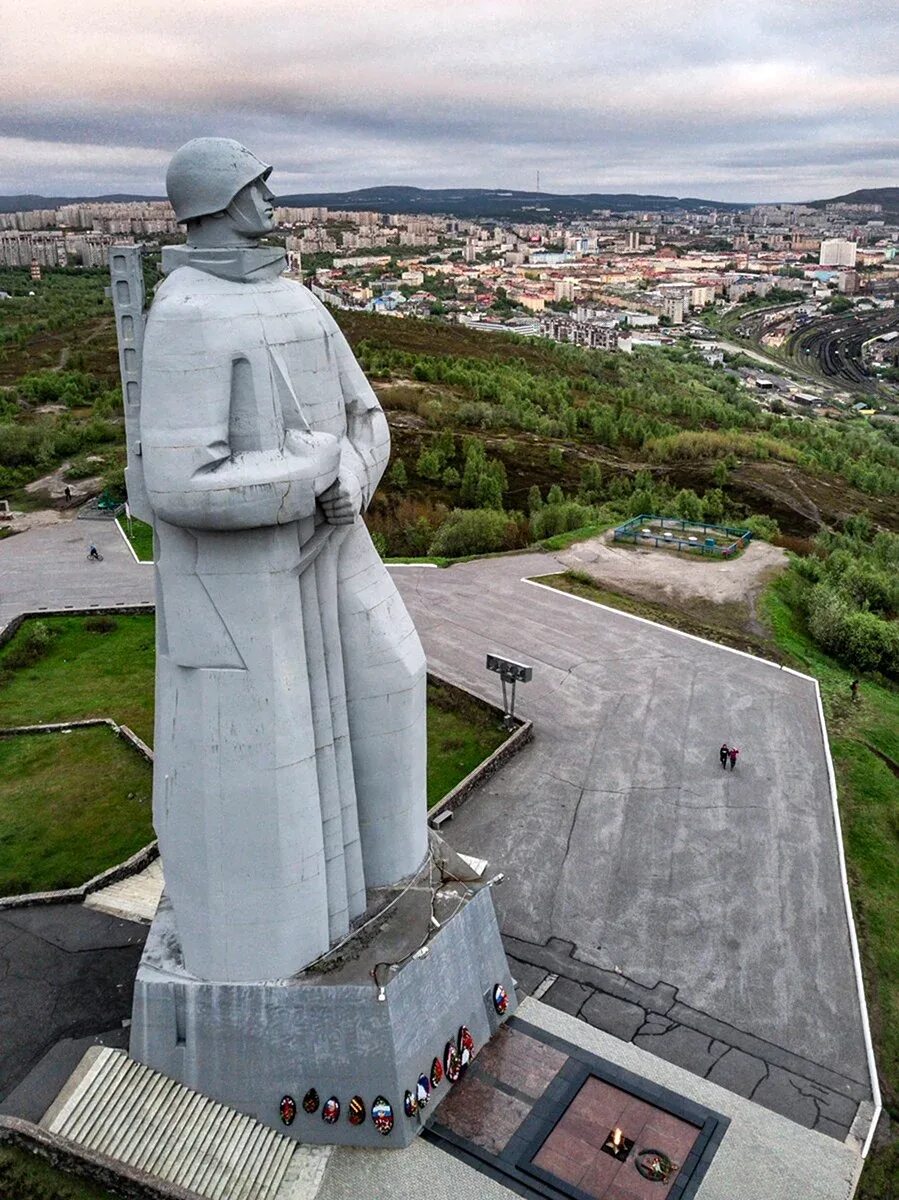 Памятник защитникам заполярья алеша мурманск. Мемориал алеша в мурманске. Мемориальный комплекс защитникам советского заполярья. Мемориал защитникам заполярья в мурманске. Мемориальный комплекс защитникам заполярья мурманск.