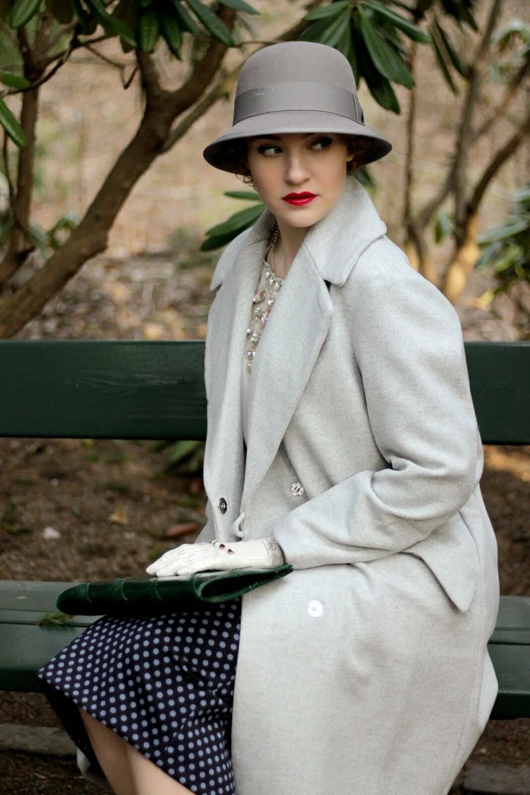 Пальто в винтажном стиле. Девушка в пальто и шляпе. Женские шляпки с пальто. Образ с шляпкой. Без шляпы и пальто