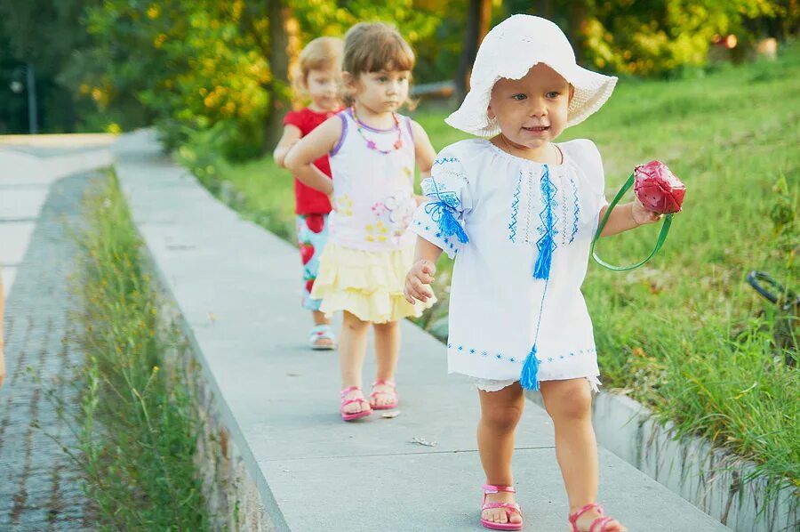 Одежда ребенку в садик. Летняя одежда для детей. Дети на прогулке летом. Дети на прогулке в детском саду летом. Дети на летней прогулке.
