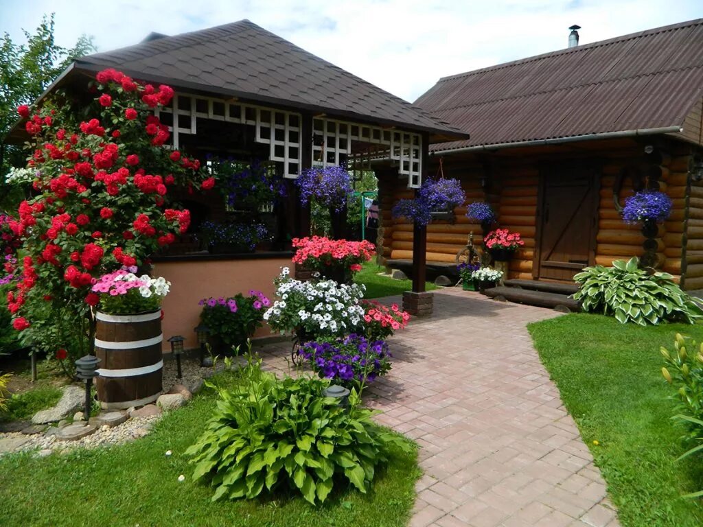Фото клумбы с цветами возле дома. Палисадники в Англии. Цветн к на дачном участке. Цветник в палисаднике перед домом. Цветы на садовом участке.
