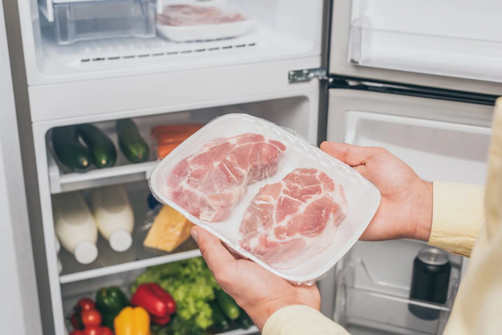 Сколько сырое мясо в холодильнике. Холодильник для мяса. Морозильная камера для мяса. Хранение мясных продуктов в холодильнике.