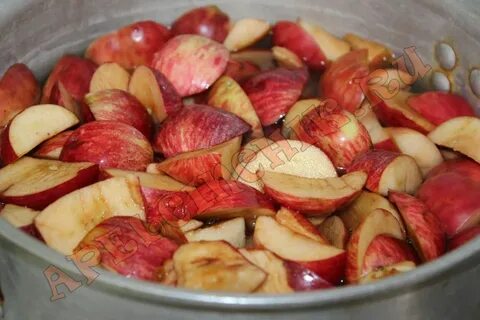 Компот из свежих яблок в кастрюле