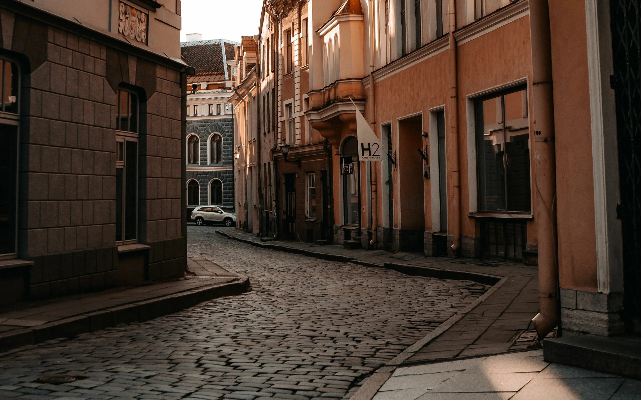 Красивые двери. Улица города. Улица без людей. Уолл стрит улица в нью-йорке. Стены домов в городе.